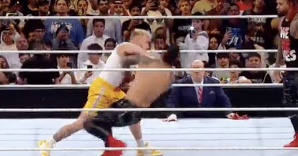 Video: Jake Paul logra 2 'knockouts' con su hermano Logan Paul en WWE Crown Jewel