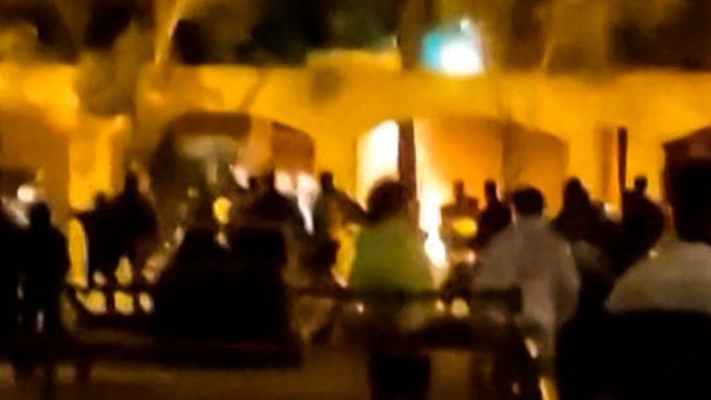 Videoclips que pretenden mostrar la casa del difunto líder iraní Jomeini en llamas |  Noticias