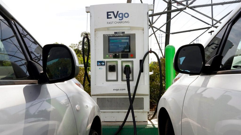 Informes: Suiza podría prohibir el uso de coches eléctricos durante la crisis energética