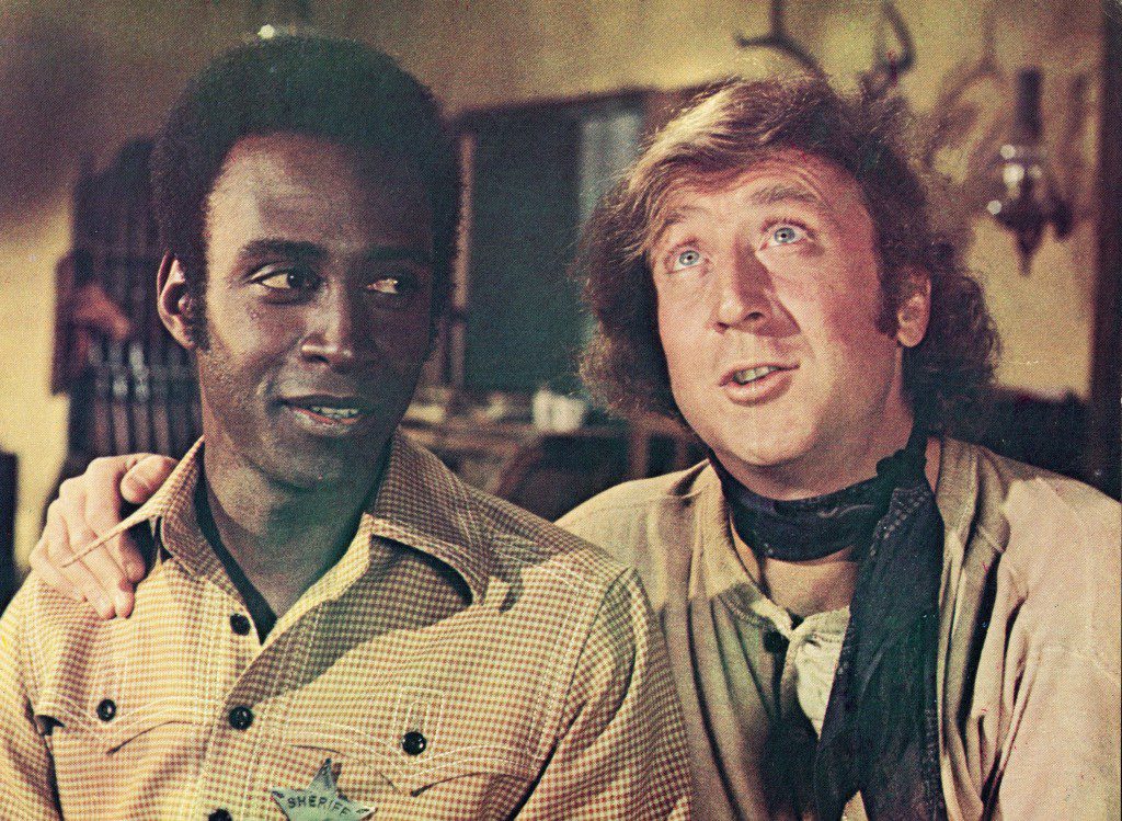 Gene Wilder (derecha) pone su brazo alrededor del hombro de Cleavon Little en un fotograma de la película, "Sillas de montar calientes," Dirigida por Mel Brooks, 1974.