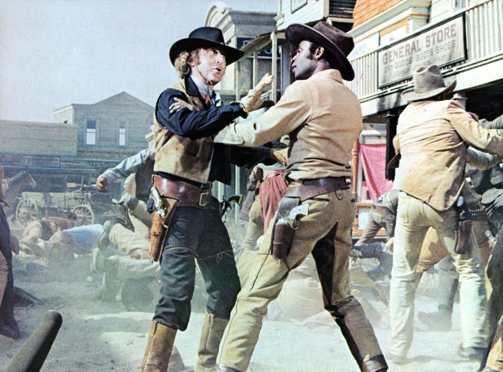 Gene Wilder se mete en un altercado con Cleavon Little en una escena de "Sillas de montar calientes."