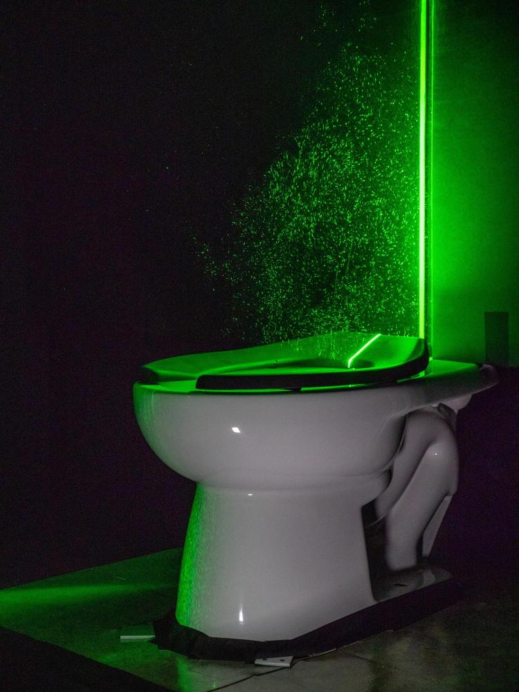 El potente láser verde ayuda a visualizar las columnas de aerosol del inodoro. 