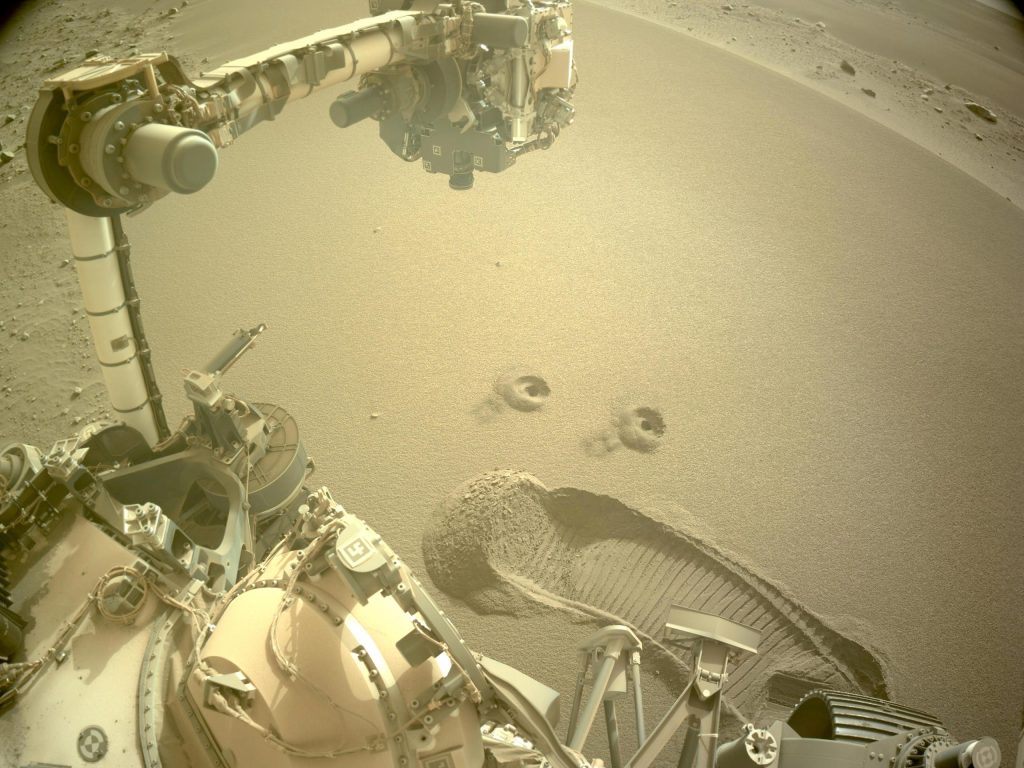 El rover Perseverance de la NASA choca contra tierra en Marte