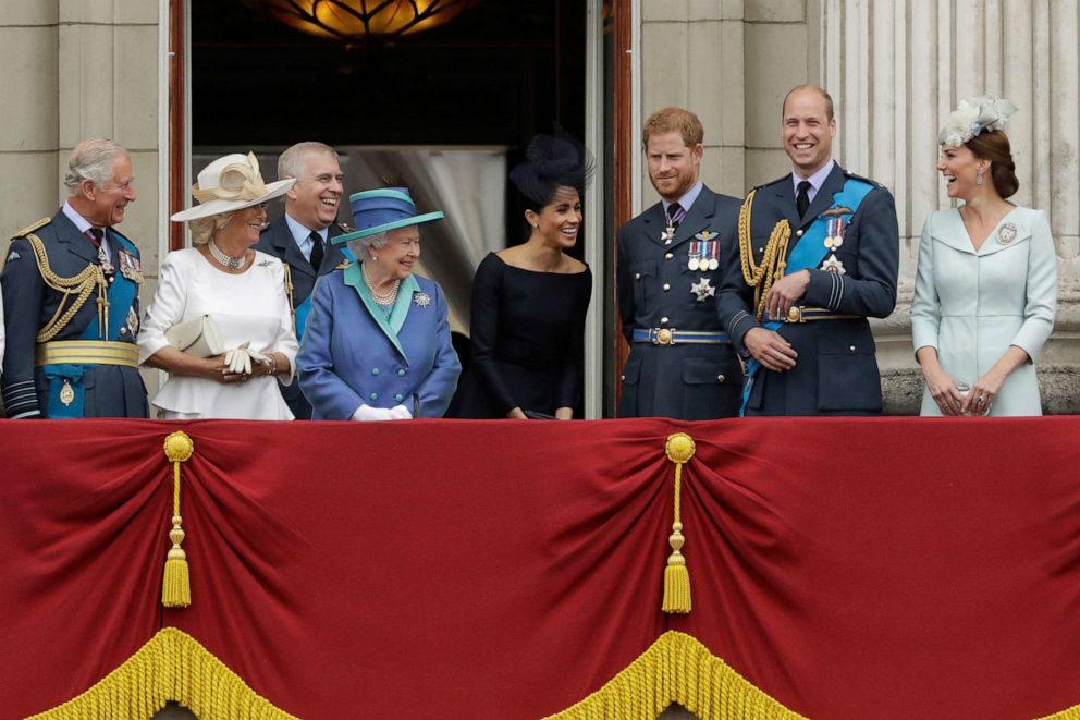 FOTO: De archivo: la reina Isabel II de Gran Bretaña, en el centro a la izquierda, y de izquierda a derecha, el príncipe Carlos, Camilla, duquesa de Cornualles, el príncipe Andrés, Meghan, duquesa de Sussex, el príncipe Harry, el príncipe Guillermo y Kate, duquesa de Cambridge, Londres, julio.  10, 2018.
