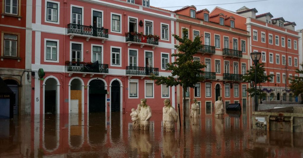 Se ha pedido a los residentes que permanezcan en sus casas mientras las fuertes lluvias e inundaciones azotan Portugal.