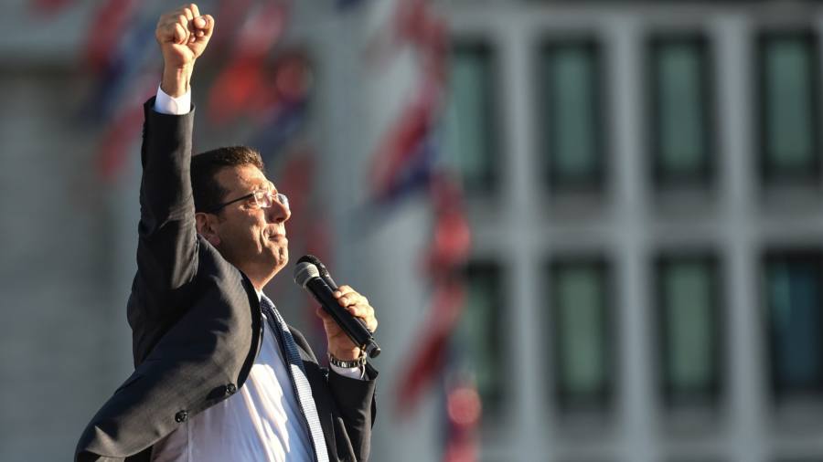 El alcalde de Estambul ha sido condenado a prisión y expulsado de la política por insultar a idiotas