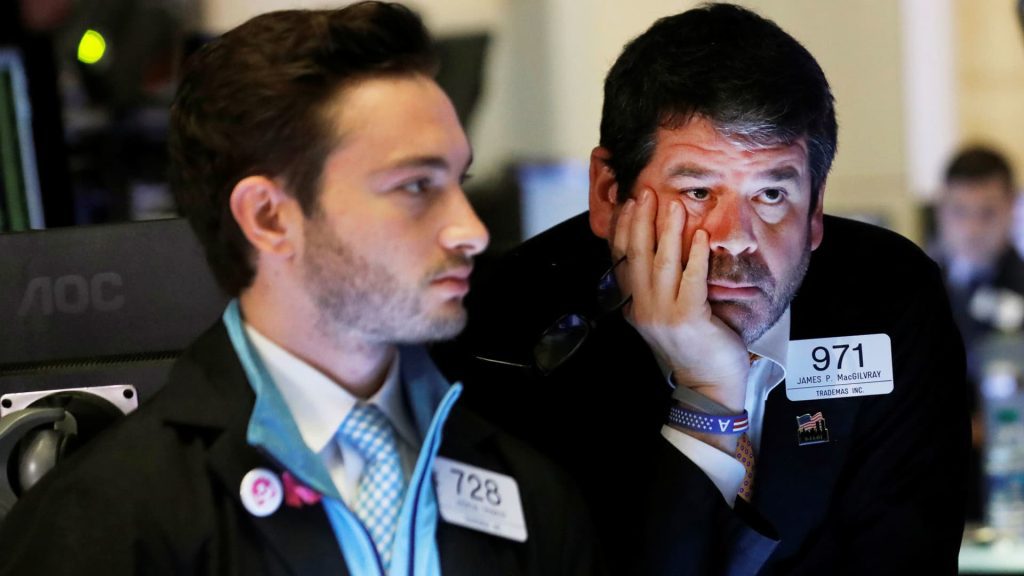 Los futuros de acciones están cayendo mientras los inversores esperan con ansias los oradores de la Reserva Federal