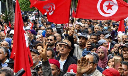 Manifestantes tunecinos participan en la marcha de la semana pasada en Túnez contra el presidente Kais Saied.