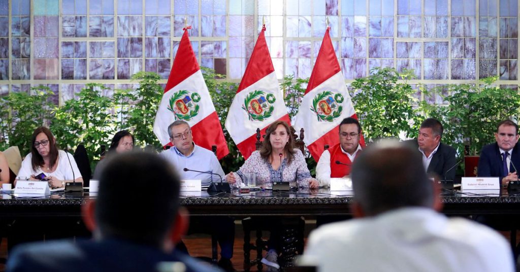 El presidente de Perú insta al Congreso a seguir adelante con las elecciones en medio de protestas mortales