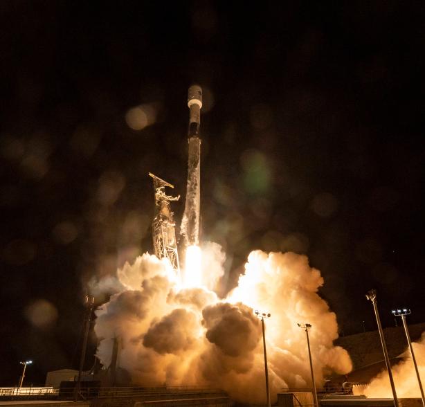 Un cohete SpaceX Falcon 9 que transporta la nave espacial de agua superficial y océano a bordo despega del Complejo de Lanzamiento Espacial 4E en la Base de la Fuerza Espacial Vandenberg, el 16 de diciembre de 2022.