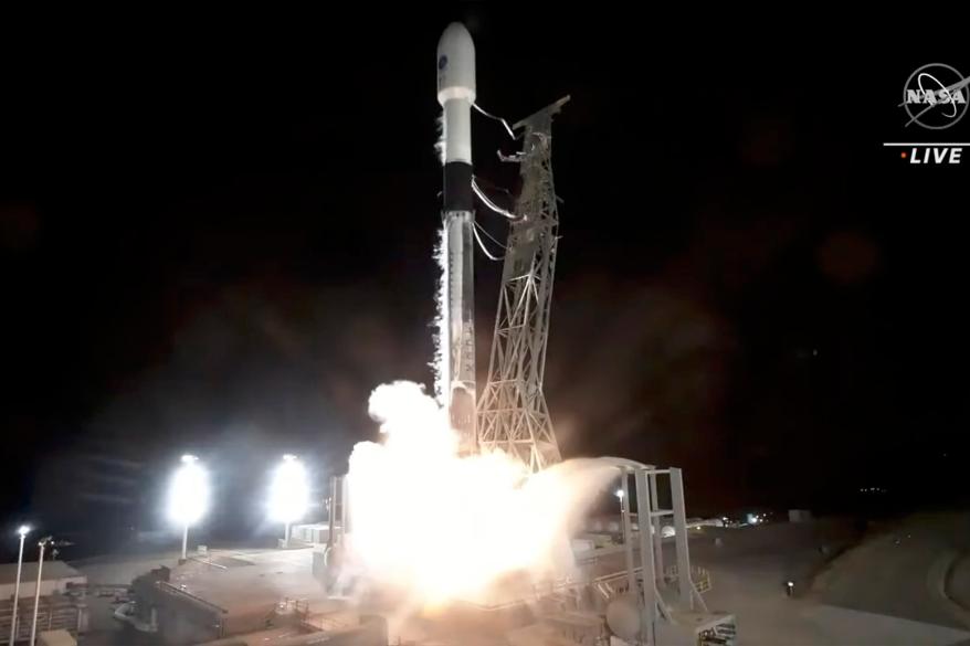 Un cohete SpaceX que transporta el agua superficial y el terreno oceánico del satélite despega de la Base de la Fuerza Espacial Vandenberg en California, el viernes 16 de diciembre de 2022.