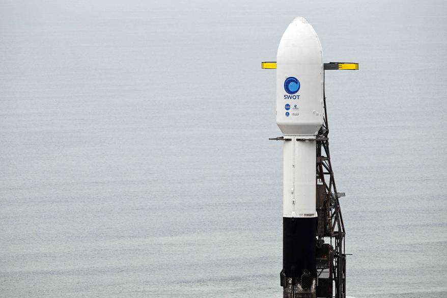 Un cohete SpaceX Falcon 9 se encuentra en una plataforma de lanzamiento con el satélite Surface Waters and Oceans (SWOT) de la NASA y la agencia espacial francesa CNES en la Base de la Fuerza Espacial Vandenberg en Lompoc, California, el 15 de diciembre de 2022.