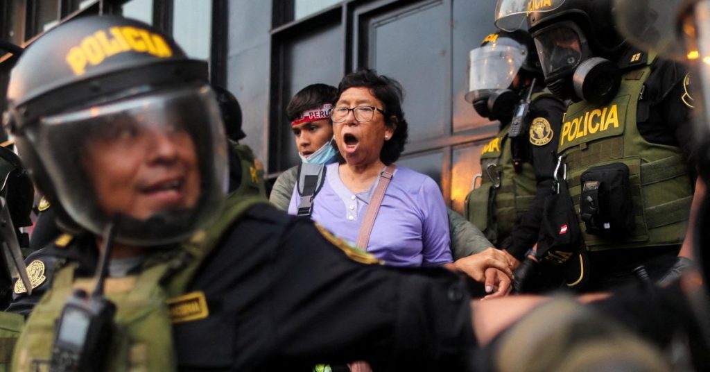El enfado de los "olvidados" de Perú contra la élite política tras la detención de Castillo