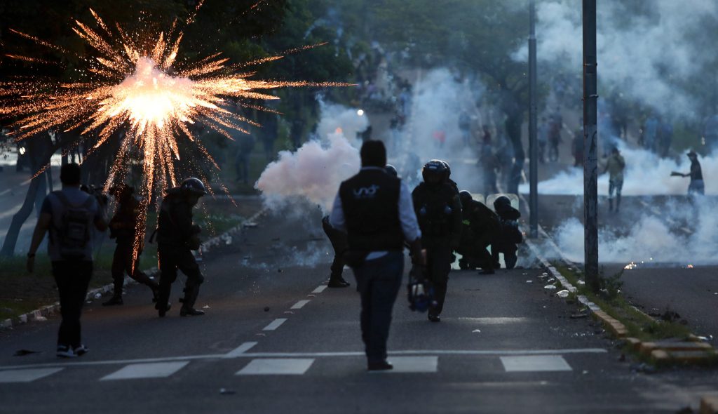 Enfrentamientos entre policías y manifestantes en Santa Cruz, Bolivia. 