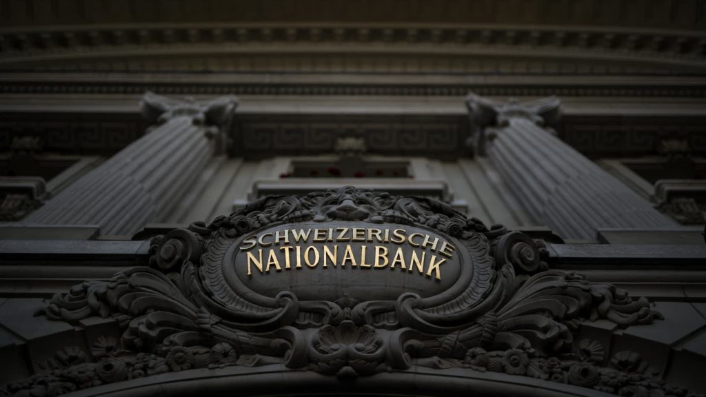El banco central suizo eleva las tasas de interés en 50 puntos básicos para contrarrestar la 'inflación'