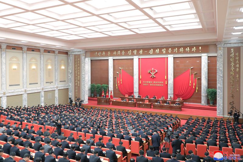 Kim de Corea del Norte revela nuevos objetivos militares en importante reunión del partido - KCNA