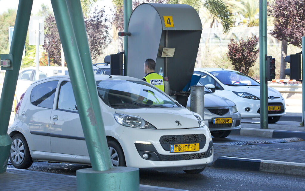 Ladrón de autos palestino se estrella contra el puesto de control del aeropuerto Ben Gurion con balas: Policía