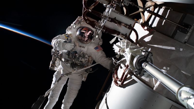 Los astronautas darán un impulso a la estación espacial durante la caminata espacial del sábado