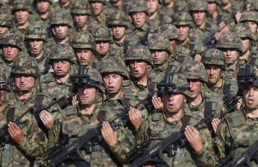 Serbia busca el regreso de sus fuerzas a Kosovo a medida que aumentan las tensiones