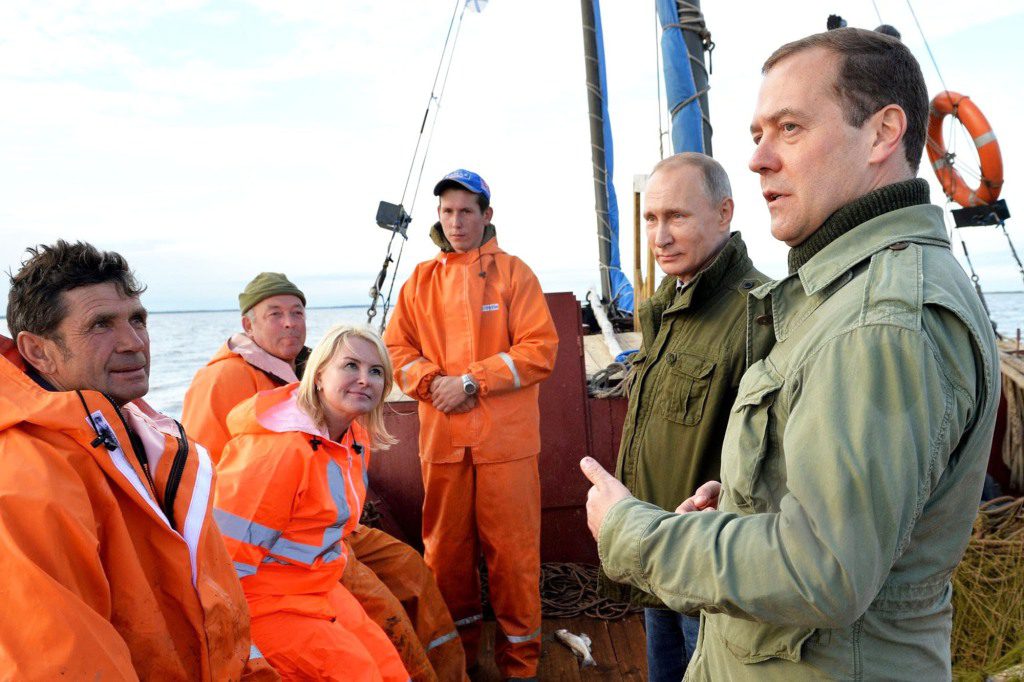 Putin en un barco con pescadores
