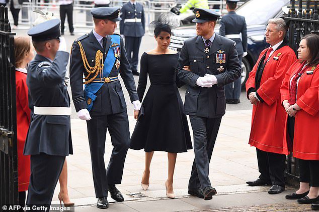 El duque y la duquesa de Sussex llegan con el príncipe Guillermo al Servicio del Centenario de la RAF en la Abadía de Westminster.  El príncipe Harry dice que él y su esposa produjeron un informe de 25 páginas que refutaba las acusaciones de intimidación