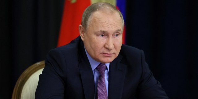 El presidente ruso, Vladimir Putin, preside una reunión sobre la industria del transporte del país a través de un enlace de video en Sochi, Rusia, el 24 de mayo de 2022. 