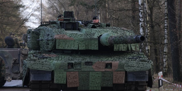 Un nuevo tanque de batalla pesado Leopard 2 A7V, 9.a Brigada de Entrenamiento Panzer de la Bundeswehr, se encuentra durante la visita de la Ministra de Defensa Christine Lambrecht al campo de entrenamiento del Ejército alemán el 7 de febrero de 2022 en Münster, Alemania. 