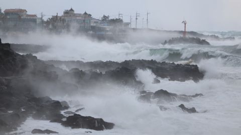 Olas de surf debido a una tormenta de nieve en la isla de Jeju, Corea del Sur, 24 de enero de 2023.