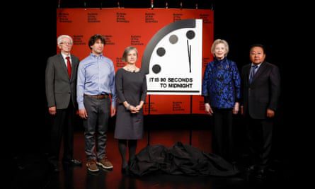 Los miembros del Boletín de los Científicos Atómicos posan para una foto con el Reloj del Juicio Final de 2023, que se establece en noventa segundos para la medianoche.