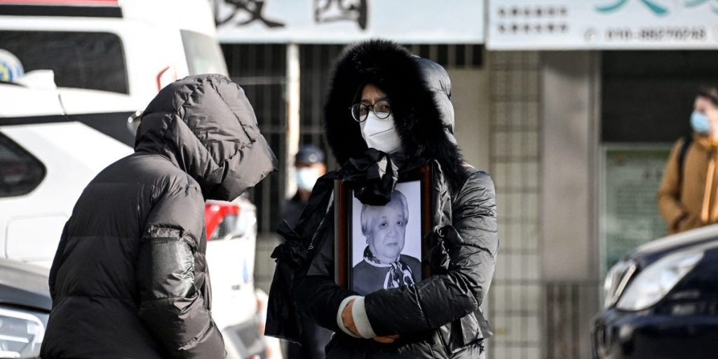 Funeraria sobrecargada de China da a las familias 10 minutos para llorar