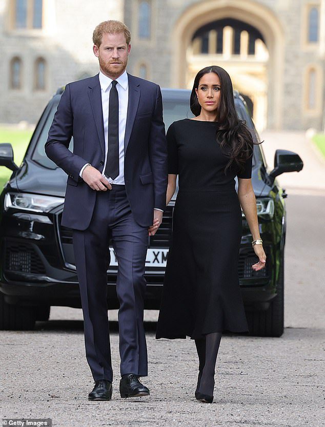 El príncipe Harry y Meghan Markle llegan para un largo recorrido por el Castillo de Windsor tras la muerte de la reina Isabel II.  Harry respondió a las acusaciones de que su esposa intimidó a miembros de la familia real