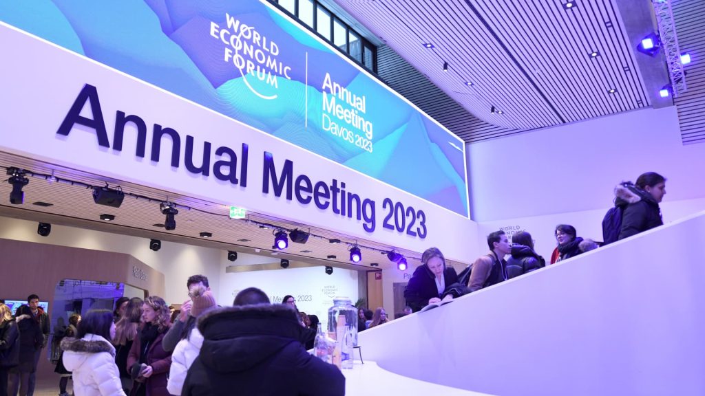 Manchin y Sinema asisten a un almuerzo en Davos con los directores ejecutivos