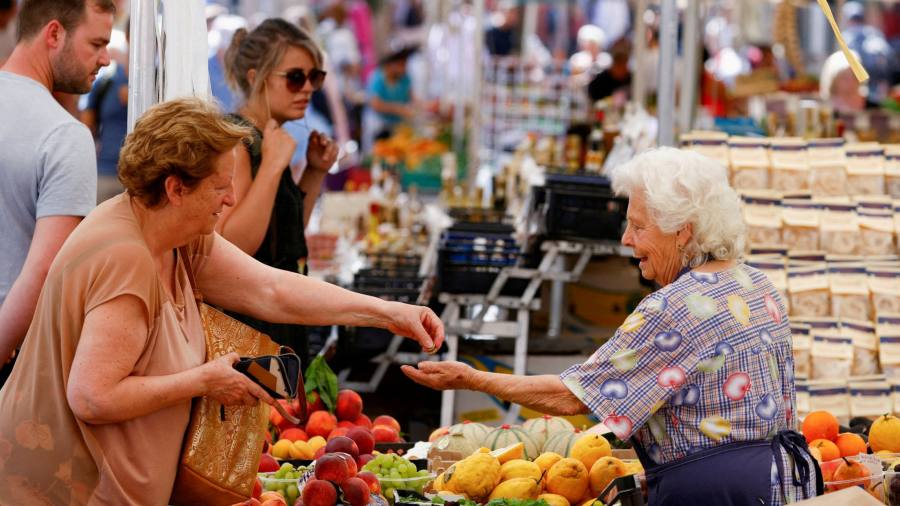 Noticias en vivo: los consumidores de la eurozona esperan que la inflación disminuya este año