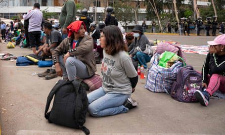 Personas detenidas en el campus de la Universidad Mayor de San Marcos en Lima.