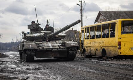 Soldados ucranianos montan un tanque en la región de Donetsk en diciembre.