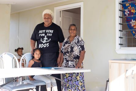 Eleni Via con su esposo Ma'uhe'ofa Via y su nieta Tu'aloa afuera de su nuevo hogar en Masilamea, Tongatapu.