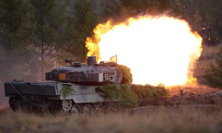 Un tanque de batalla principal Leopard 2 de las Fuerzas Armadas alemanas Bundeswehr dispara durante una visita del canciller alemán a las tropas durante un ejercicio de entrenamiento en un terreno militar en Ostenholz, norte de Alemania, el 17 de octubre de 2022.