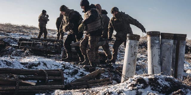 Los soldados ucranianos trabajan con "Puno" Artillería en dirección norte de la línea del frente de Donbas mientras continúa la guerra ruso-ucraniana en Donetsk, Ucrania, el 7 de enero de 2023.