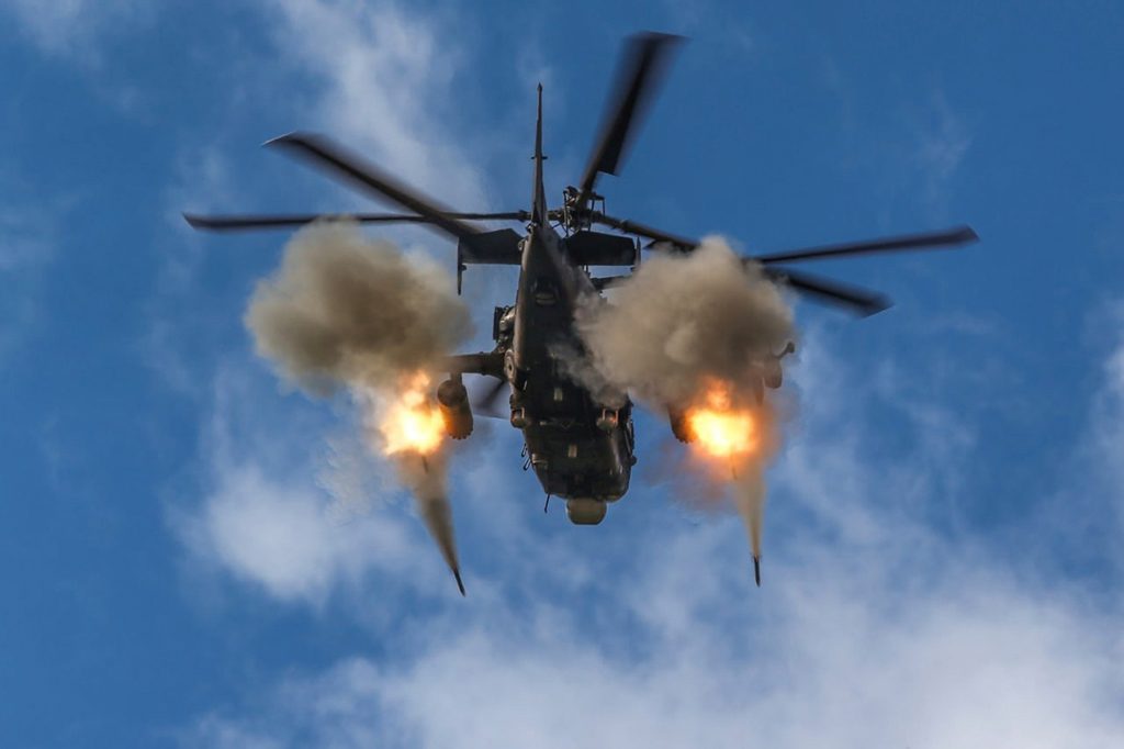 Foto de un helicóptero ruso Ka-52 disparando a un objetivo.