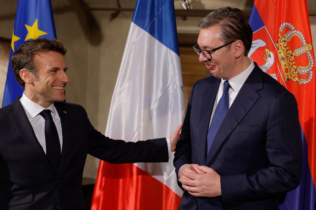 El presidente francés Emmanuel Macron (izquierda) y el presidente serbio Aleksandar Vucic.
