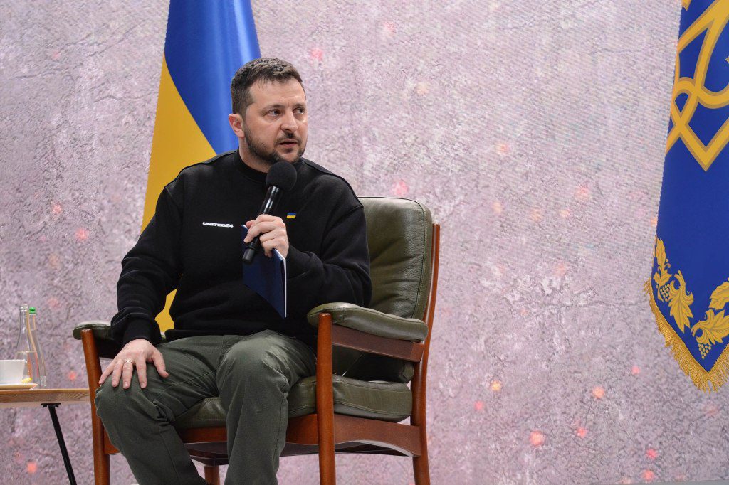 Zelensky habla con los medios en Kiev el 24 de febrero de 2023.