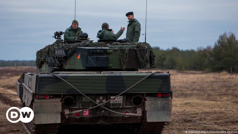 Polonia entrega sus primeros tanques Leopard a Ucrania - DW - 24/02/2023