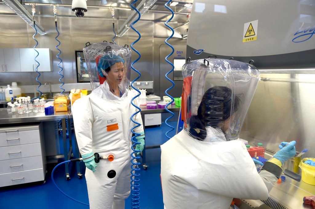 La viróloga Shi Chengli, a la izquierda, y su colega en el laboratorio del Instituto de Virología de Wuhan.