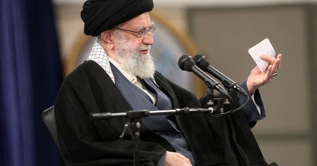 Khamenei en Irán describió el envenenamiento de niñas como "imperdonable" después de la protesta pública
