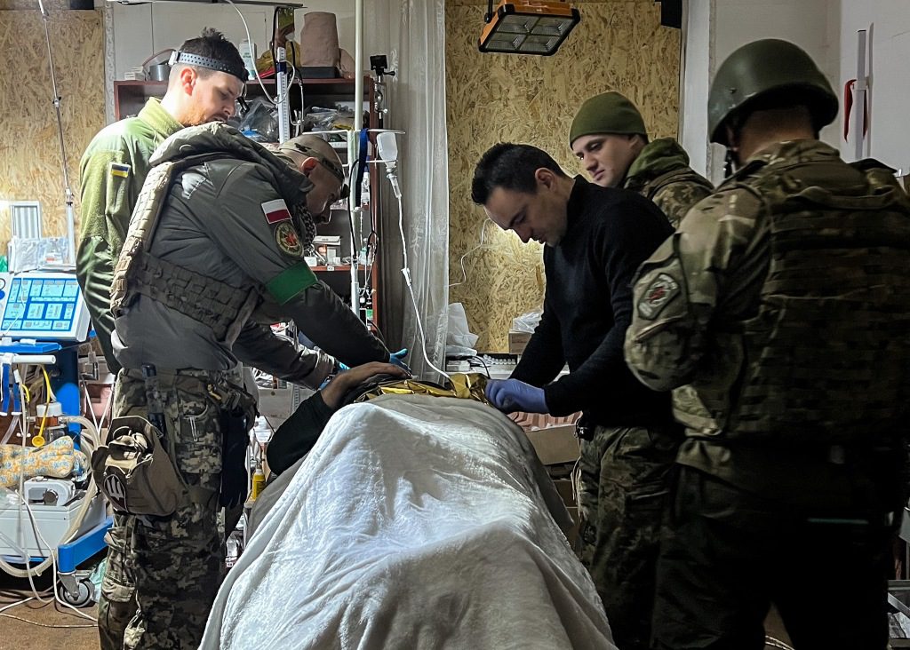 Los médicos tratan a un soldado ucraniano. 