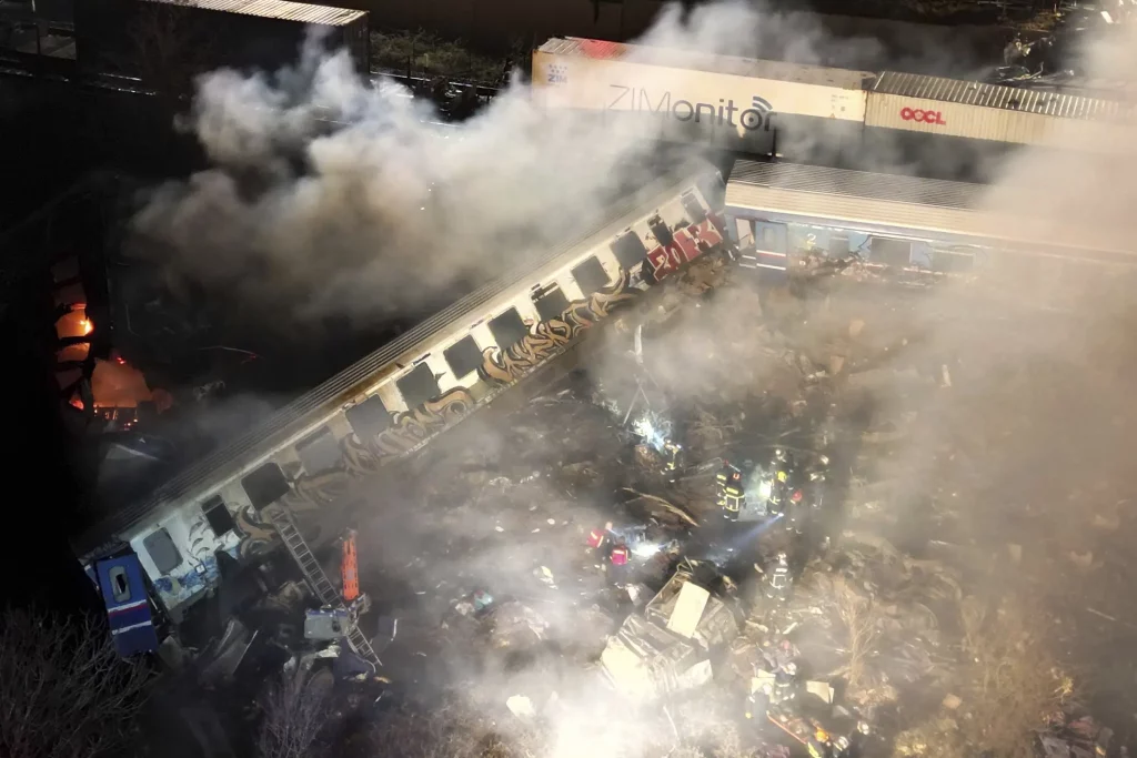 32 muertos y 85 heridos en choque de trenes en llamas en Grecia