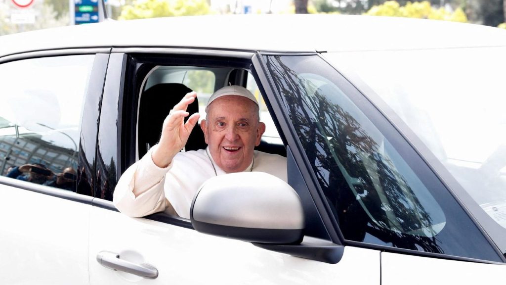 El Papa Francisco regresa a casa tras una corta estancia en el hospital