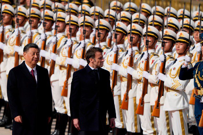 Xi Jinping y Emmanuel Macron inspeccionan la guardia de honor en Beijing