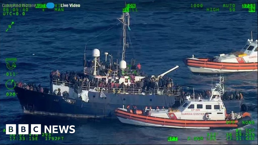 Crisis migratoria en Europa: 400 personas siguen varadas en barcos