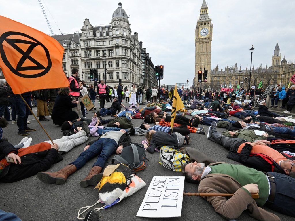 Miles de personas se manifiestan frente al Parlamento Británico para protestar por el Día de la Tierra |  Noticias de la crisis climática